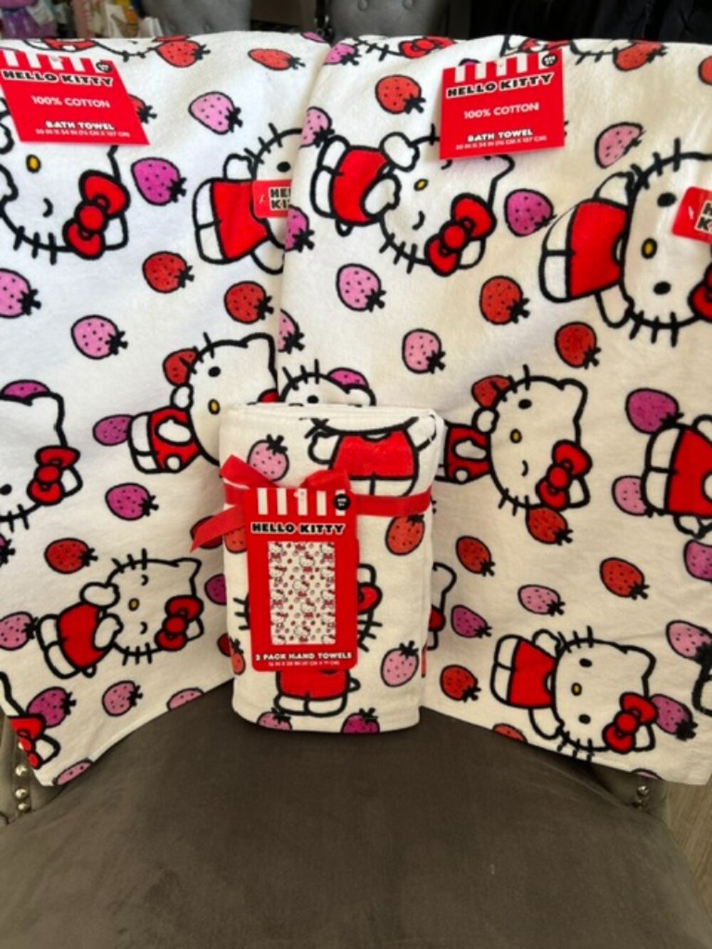 HELLO KITTY STRAWBERRY BATH TOWEL & HAND TOWEL SET